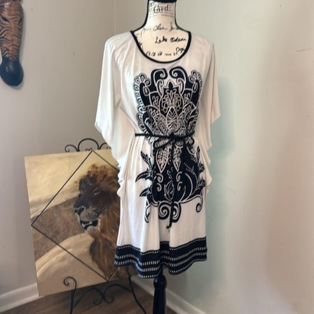 Elegant Black and White kimono sleeve style Dress size medium